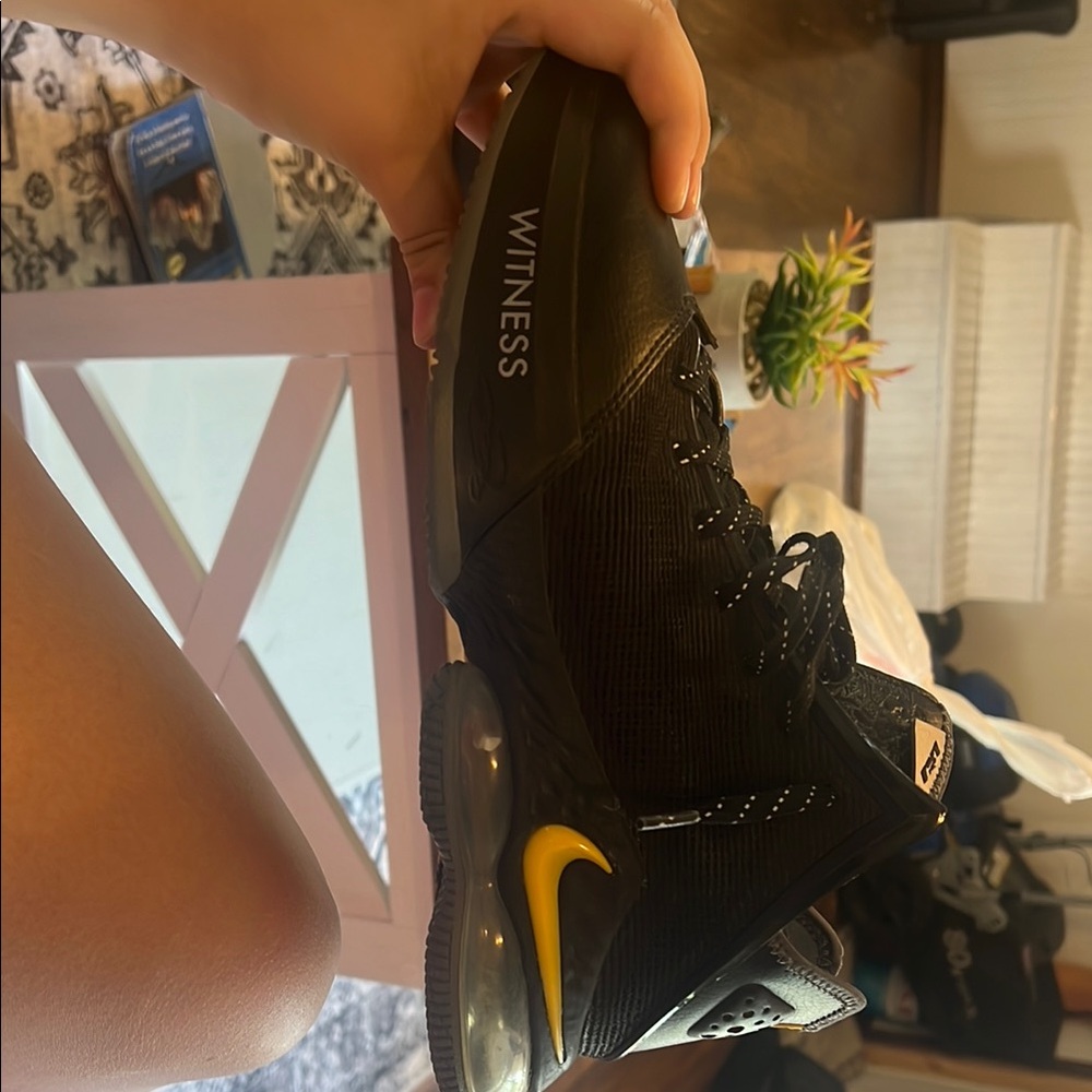 Nike LeBron 19 low size 10 men’s